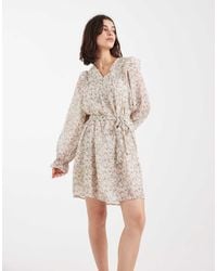 Vero Moda - Vestito Corto Color Crema Con Stampa A Fiori, Cintura, Maniche A Campana E Finiture Con Volant - Lyst