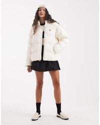 Fred Perry - Chaqueta Color Negro Acolchada Con Mangas Raglán De -Blanco - Lyst