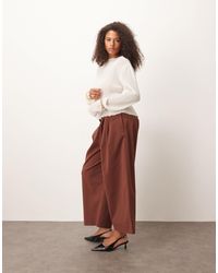 ASOS - Curve - pantalon habillé raccourci avec languette réglable à la taille - chocolat - Lyst