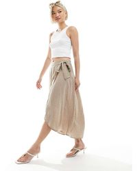 Pieces - Falda Midi Beis Cruzada Con Estampado De Lunares De -Neutro - Lyst
