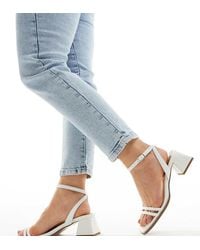 Asos Design Wide Fit - Sandalias Blancas De Tacón Medio De Bloque Honeydew De - Lyst
