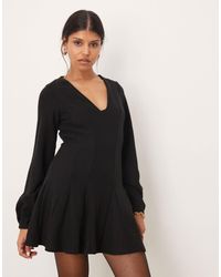 ASOS - Robe courte ajustée puis évasée en tissu ultra doux avec col v - Lyst