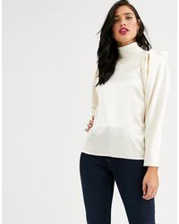 ASOS Langärmliges Oberteil aus Satin mit hohem Halsausschnitt und verzierter Schulterpartie - Weiß