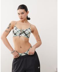 Monki - – mix and match – bikinioberteil mit u-ausschnitt, geschnürter vorderseite und verschwommenem karomuster - Lyst