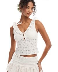 Miss Selfridge - Top A Canottiera Color Crema All'Uncinetto Con Volant E Fiocchi - Lyst