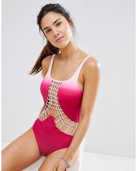 Dolce Vita – Badeanzug mit Makrameedesign vorne und Batikmuster - Mehrfarbig