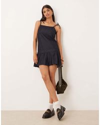 ASOS - Vestido Vaquero Corto De Tirantes Con Bajo Plisado Y Acabado Enjuagado De -Azul - Lyst