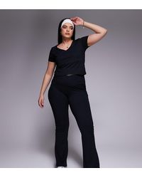4505 - Camiseta Deportiva Negra Con Diseño Encogido Y Cuello De Pico De Tejido Suave Icon De Curve - Lyst