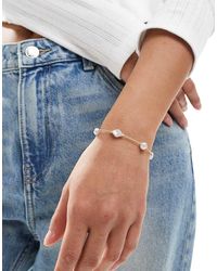 ASOS - Pulsera Dorada Con Diseño De Cadena Fina Y Adornos De Perlas Sintéticas De - Lyst