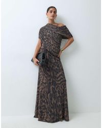 ASOS - Maxi Jurk Van Mesh Met Print, Blote Schouders, Overslag En Lijfjesdetail Met Sleep - Lyst