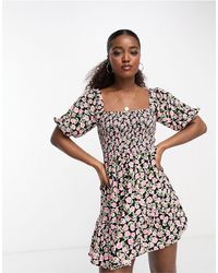 Miss Selfridge - Vestido fruncido corto en negro con rosas y mangas abullonadas - Lyst