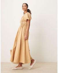 ASOS - Robe mi-longue à manches courtes et col v avec plis serrés - taupe - Lyst