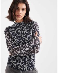 ONLY - Top Con Cuello Subido Y Estampado Animal De Tejido Transparente De - Lyst