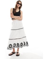 New Look - Gonna Midi A Balze Bianca Con Fiori Sul Fondo - Lyst