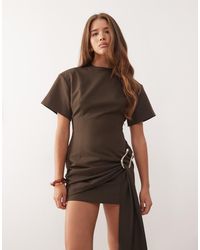 Lioness - Vestido Corto Marrón Estructurado Con Cuello Alto Y Detalle Drapeado Con Adorno De Metal En La Cintura Martini De - Lyst