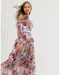 Needle & Thread Robe longue épaules nues à imprimé fleuri sur l'ensemble avec volants - Blanc