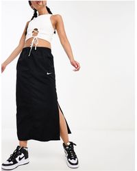 Nike - Falda larga cargo negra con logo pequeño - Lyst