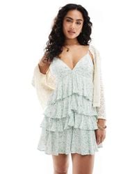 Hollister - – kurzes gestuftes babydoll-kleid mit spaghettiträgern, paisleymuster und v-ausschnitt - Lyst