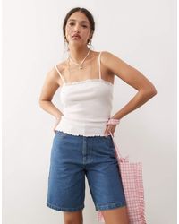 Miss Selfridge - Top Pallido A Coste Con Spalline Sottili E Finiture - Lyst