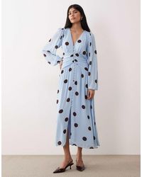 Nobody's Child - Vestido Semilargo Azul Con Estampado De Lunares Extragrandes, Cuello De Pico, Botones Delanteros Y Cintura Fruncida Luna De - Lyst