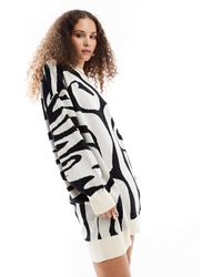 Monki - – kurzes oversize-strickkleid aus jacquard mit schwarz-weißem wirbelmuster - Lyst