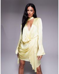 ASOS - Robe courte en satin à manches longues avec décolleté plongeant drapé et jupe portefeuille - citron - Lyst