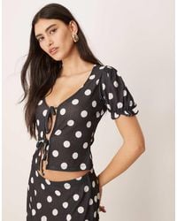 ASOS - Top Con Estampado De Lunares, Mangas Abullonadas Y Lazada Delantera De Canalé De Tacto Seco De (Parte De Un Conjunto) - Lyst