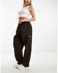 Nike - Pantaloni cargo marrone barocco con logo piccolo - Lyst