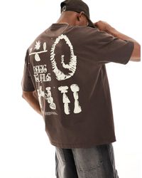 ASOS - T-shirt oversize avec multiples imprimés placés - marron foncé - Lyst