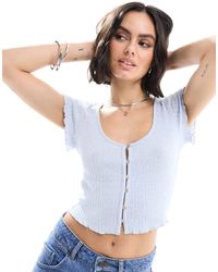 Miss Selfridge - Top A Maniche Corte Blu Pallido Testurizzato Con Bottoni - Lyst