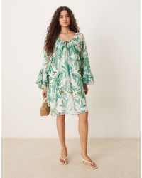 Hope & Ivy - Vestito Corto Con Stampa Di Palme, Allacciatura Al Collo E Volant Sulle Maniche - Lyst