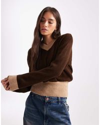 ASOS - Jersey Marrón Y Marrón Moca Con Cuello De Pico Subido Y Detalles Acanalados En Contraste De Punto De - Lyst