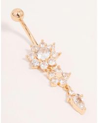 Lovisa - – gold – nabelpiercing aus em chirurgenstahl mit drei blumen und zirkonia-steinen - Lyst