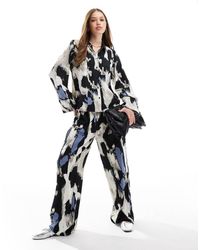Vila - Pantalones Azules De Pernera Ancha Con Estampado Gráfico De Satén De (Parte De Un Conjunto) - Lyst