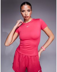 Nike - Nike – one training – figurbetontes t-shirt - Lyst