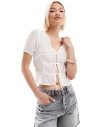 Stradivarius - Blouse courte avec manches bouffantes et liens noués à l'avant - Lyst