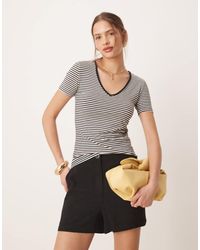 Aware - T-Shirt Con Scollo A V A Righe Monocromatiche Con Finiture A Contrasto - Lyst