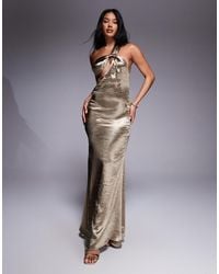Aria Cove - Robe longue et asymétrique en satin martelé avec ourlet plongeant et dos ouvert - Lyst