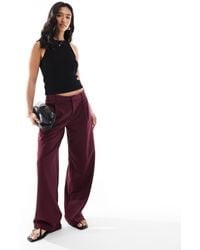 Bershka - Petite - pantalon large ajusté à taille basse - bordeaux - Lyst