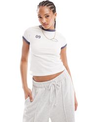 Pull&Bear - T-shirt ristretta bianca con grafica sportiva - Lyst
