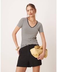 Aware - – schwarz- gestreiftes t-shirt mit v-ausschnitt und kontrastbesatz - Lyst