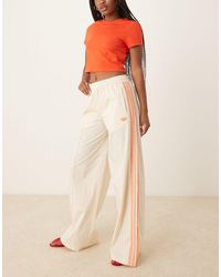adidas Originals - Pantalones De Chándal Blanco Hueso Con 3 Rayas De Croché De - Lyst