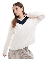 Abercrombie & Fitch - Pull en maille épaisse à col v contrastant - crème - Lyst