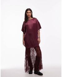ASOS - Robe t-shirt longue hybride en satin avec jupe en dentelle - bordeaux - Lyst