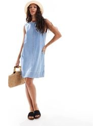 Pieces - Robe courte sans manches en denim - clair - Lyst