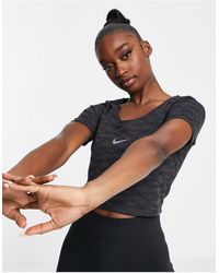 Nike – T-Shirt-Kleid mit gerafften Seiten und Logo in Schwarz | Lyst DE