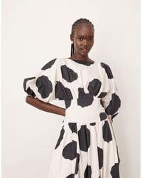 ARRANGE - Robe mi-longue en coton à gros pois avec taille cintrée et manches ballon - Lyst