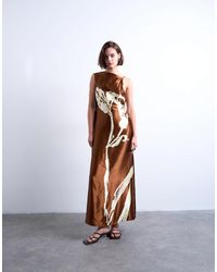 TOPSHOP - Robe mi-longue froncée sur le côté avec détail drapé au dos et imprimé fleuri - marron et citron vert - Lyst
