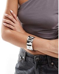 ASOS - Pulsera Plateada Ancha Abierta Con Diseño Repujado Efecto Fundido De - Lyst
