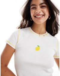 Pieces - T-shirt corta bianca a coste con stampa di limone e cuciture gialle a contrasto - Lyst